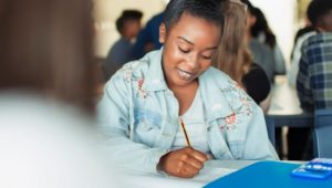 estudante fazendo avaliação continuada