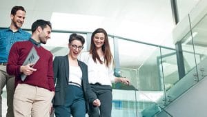 estudantes trocam dicas na escada sobre como melhorar a comunicação pessoal