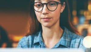 moça pesquisando como fazer inscrição prouni