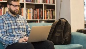 homem conferindo os melhores sites de empregos