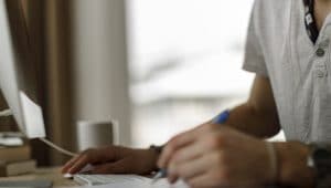 pessoa realizando carta de apresentação