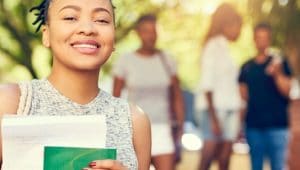 estudante feliz que conseguiu descontos na faculdade