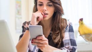 mulher vendo a nota de corte do sisu