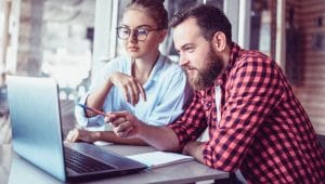 alunos conferindo novidades no computados sobre os cursos com certificados digitais pitágoras