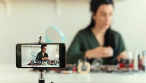 estudante de marketing digital fazendo vídeo