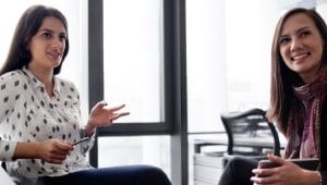 alunas estudando tendências da área de recursos humanos rh