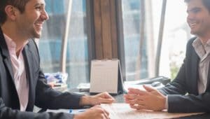 dois homens sentados numa mesa profissionais de direito previdênciário