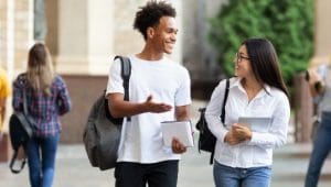 estudantes do ensino superior conversando