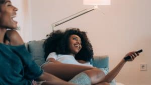 meninas vendo como aprender inglês rápido no sofá