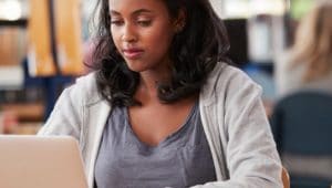 estudante vendo os melhores cursinhos online para estudar medicina