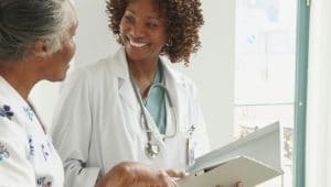 médica e paciente no hospital