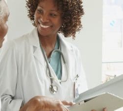 médica com paciente para ilustrar texto sobre sonho de ser médico