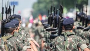 militares em fila