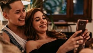 estudantes conferindo opções de faculdade no espírito santo