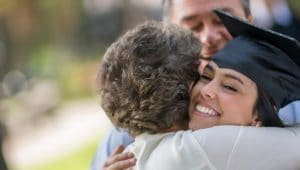 mãe abraçando a filha uma histórias de superação máquina de histórias pitágoras