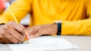 estudante fazendo prova de proficiência pitágoras