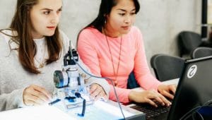 estudantes de engenharia trabalhando com solidworks