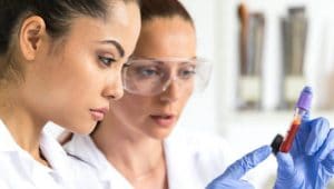 profissionais das áreas de biomedicina