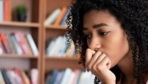 mulher preocupada pois está sem emprego