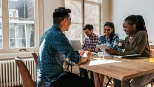 pessoas em entrevista de emprego