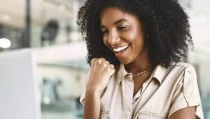 mulher feliz em frente ao computador