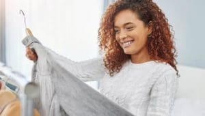 mulher escolhendo roupas para trabalhar