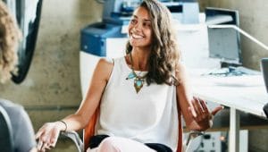 estudante conversando sobre tipos de personalidade