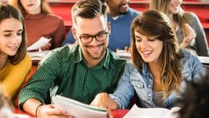 alunos conferindo faculdades em bh