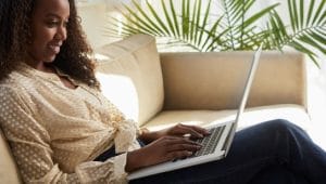 aluna conferindo grade de matérias