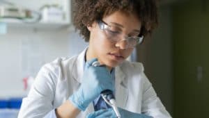 biomédica trabalhando