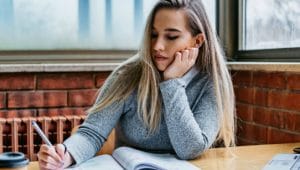 estudante focando nos estudos