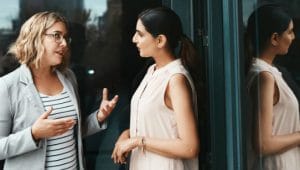 mulheres conversando sobre poder da persuasão
