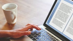 estudante fazendo um artigo científico