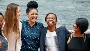 mulheres se abraçando e rindo