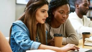 estudantes fazendo trabalhos acadêmicos