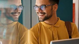 estudante com bolsa de estudos na faculdade
