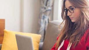 estudante fazendo atividades extracurriculares