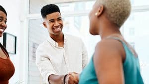 pessoas em entrevista de emprego