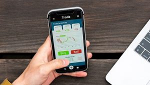 celular e computador representando informação sobre crise econômica