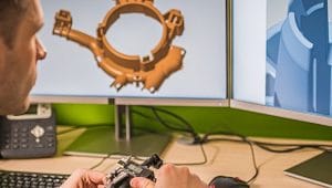 estudante de engenharia mecânica usando software