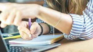 caneta e notebook representando busca