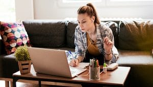 estudante vendo vestibular 2021 no computador