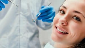 mulher numa clínica odontológica sorrindo