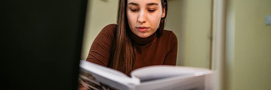 estudante lendo para o vestibular