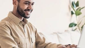 estudante vendo áreas de atuação em alta