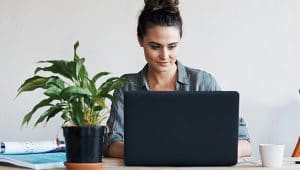 estudante conferindo cursos