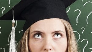 estudante em dúvida sobre qual faculdade fazer