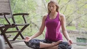 mulher fazendo meditação para melhorar a memória