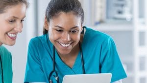 alunas cursando enfermagem por meio do prouni