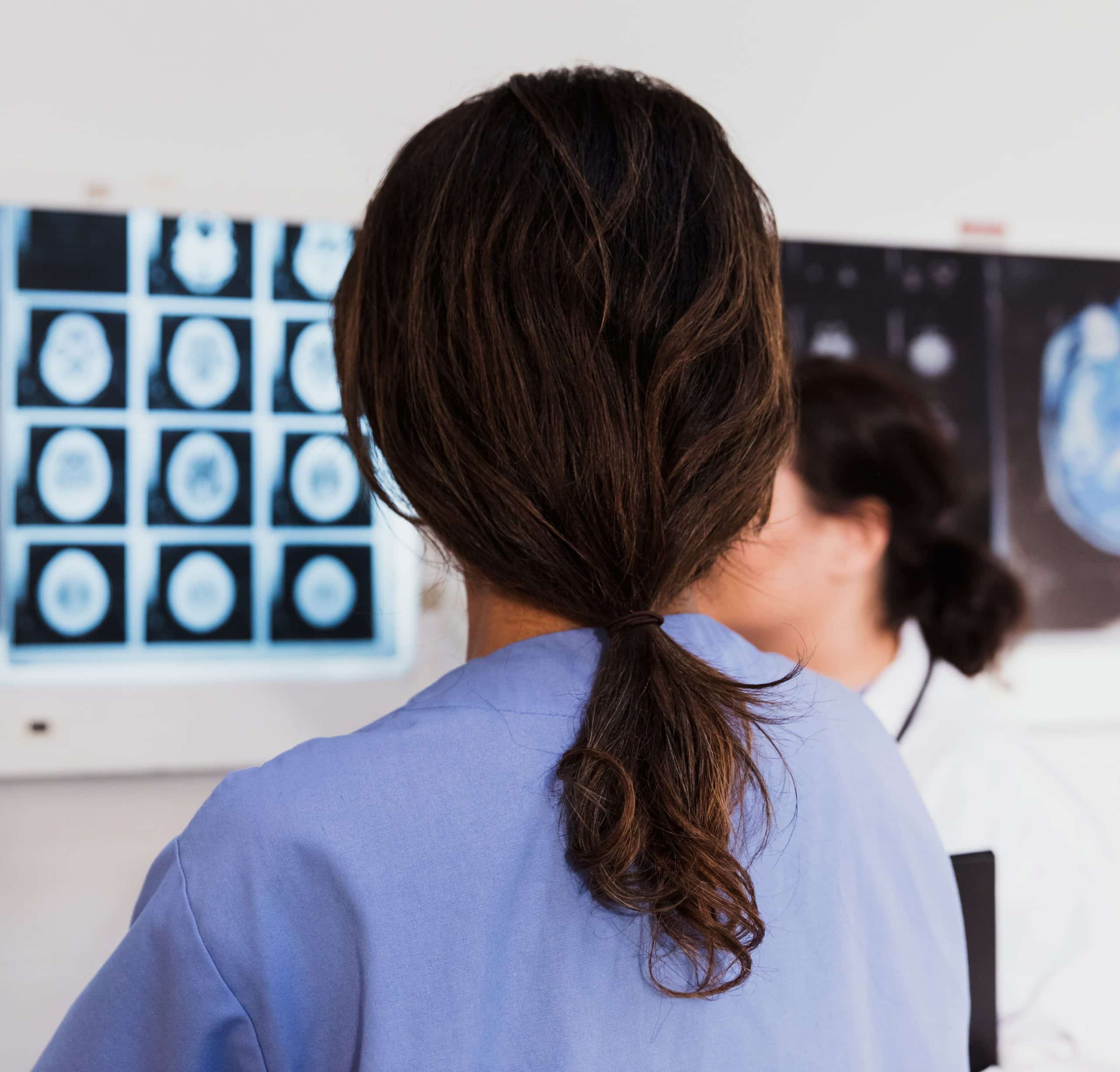 Médica examinando raio-x